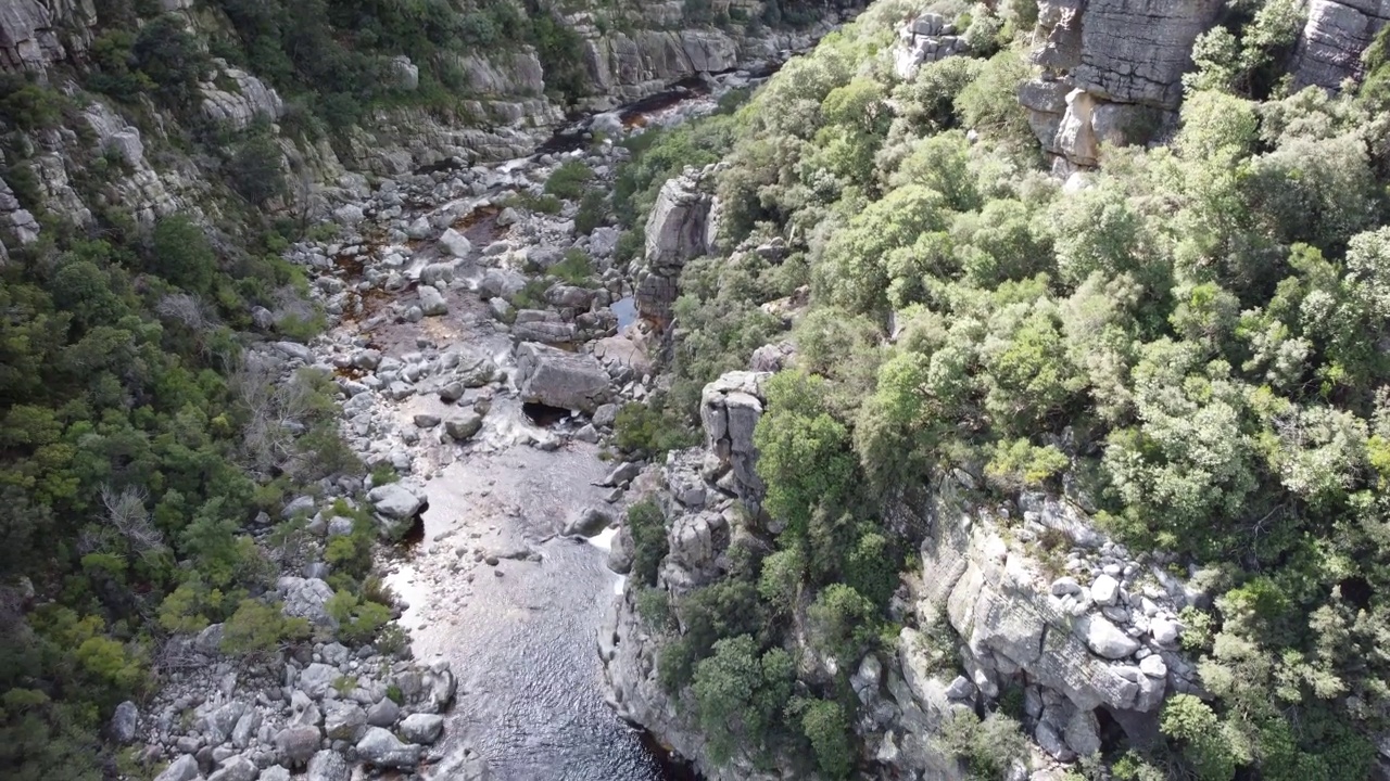 在班斯克卢夫山口沿着一条小河向下淘金。视频素材