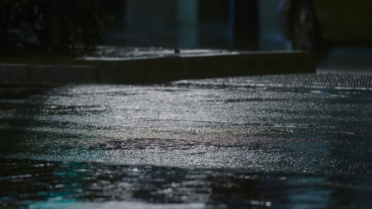 夜雨和汽车在有水坑的路上经过视频素材