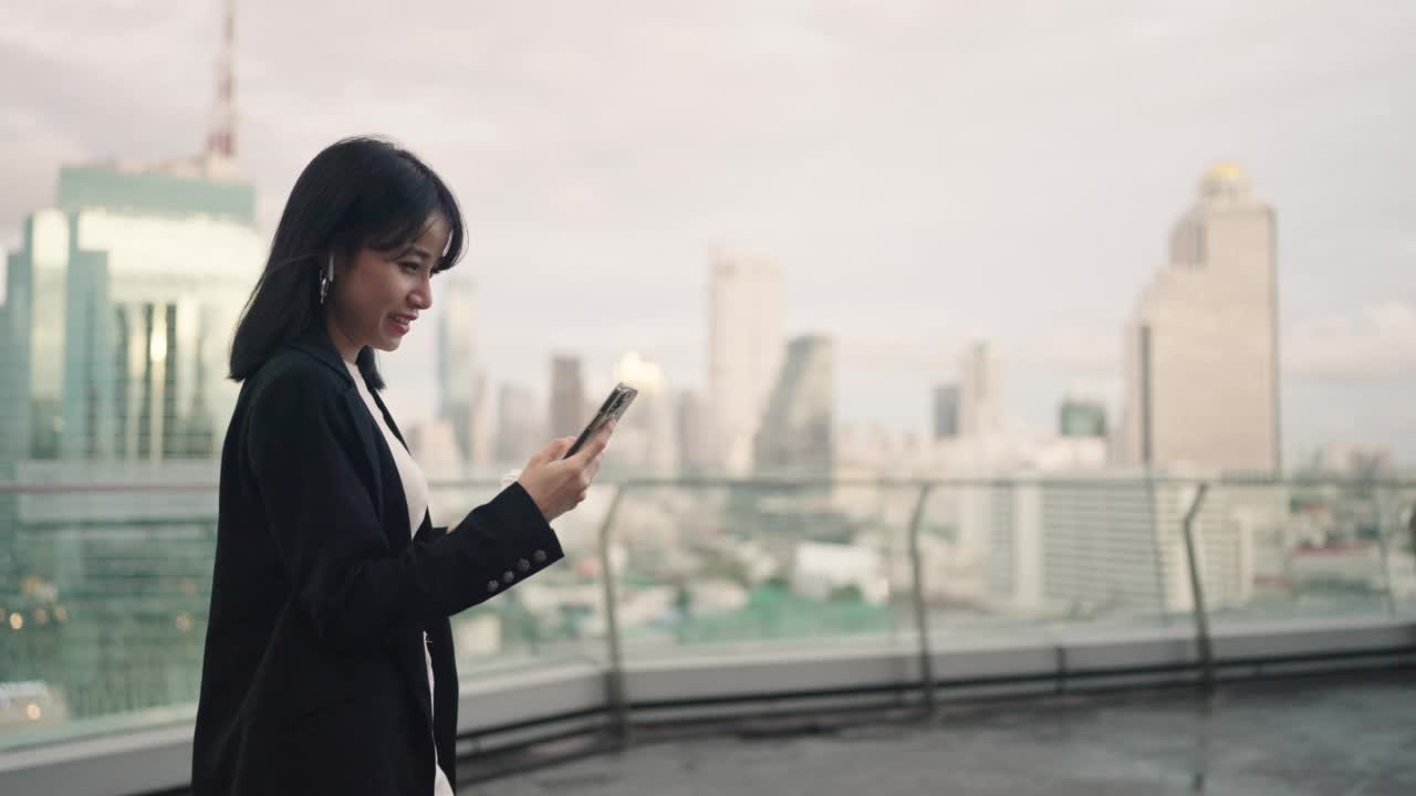 一边走路一边用智能手机的女人视频素材