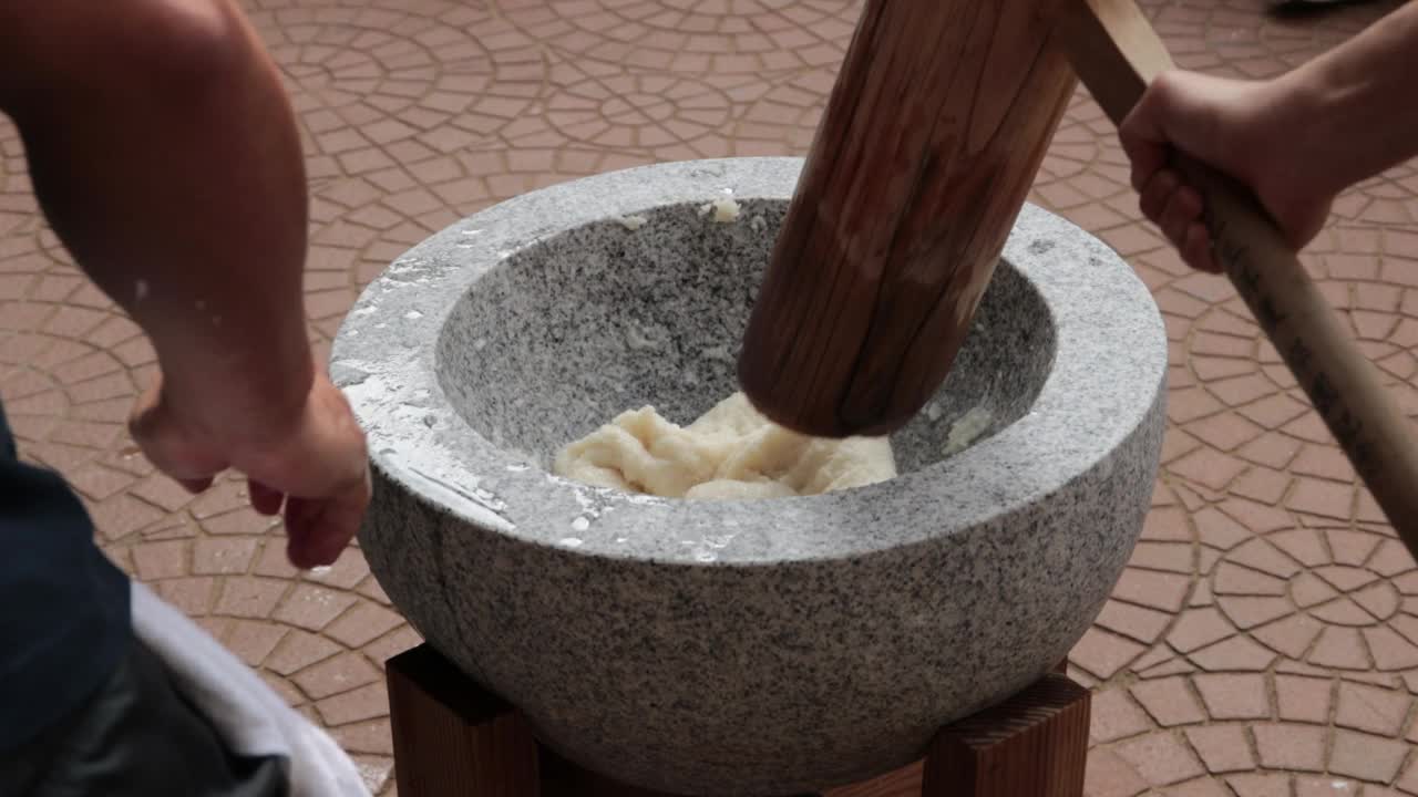 日本新年的饮食传统，在大石碗里打年糕视频素材