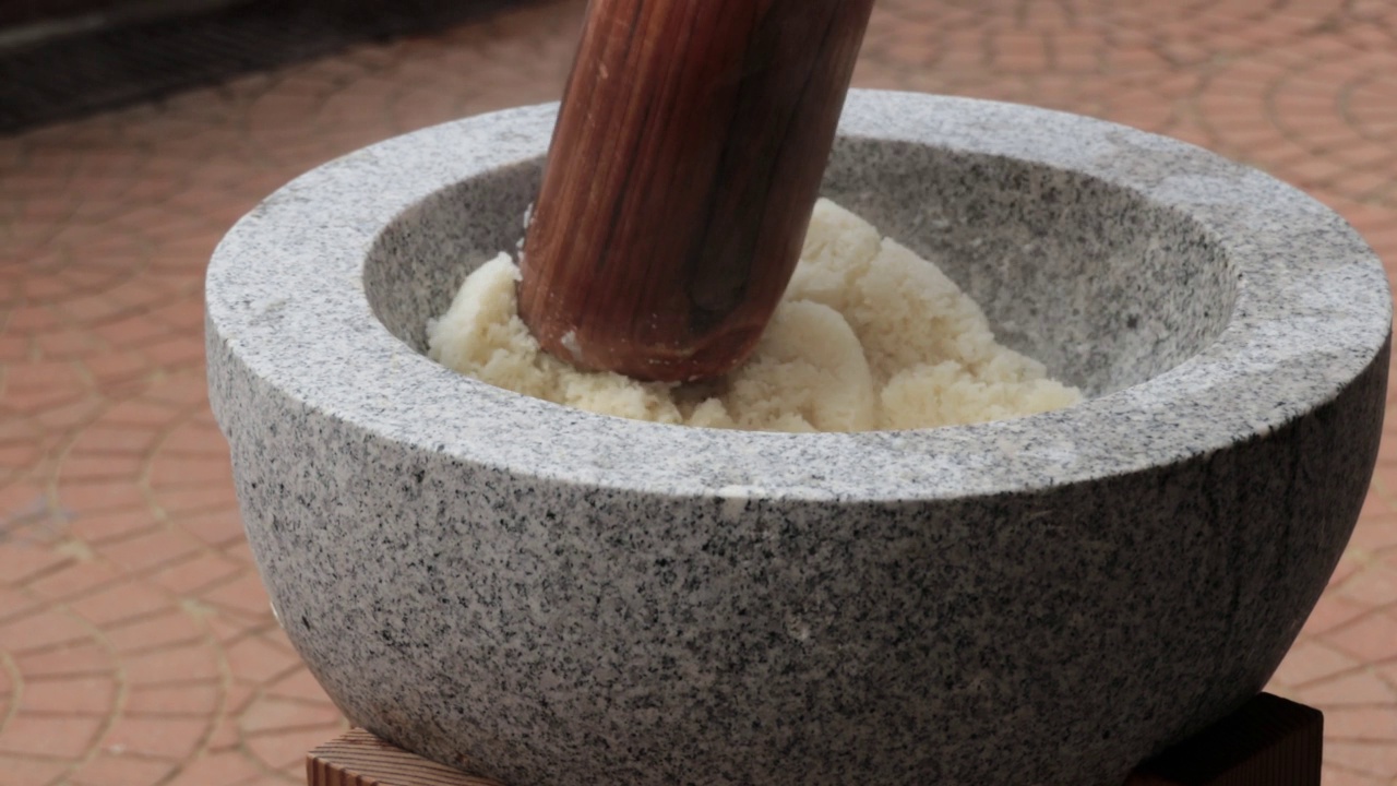 日本新年的饮食传统，在大石碗里打年糕视频下载