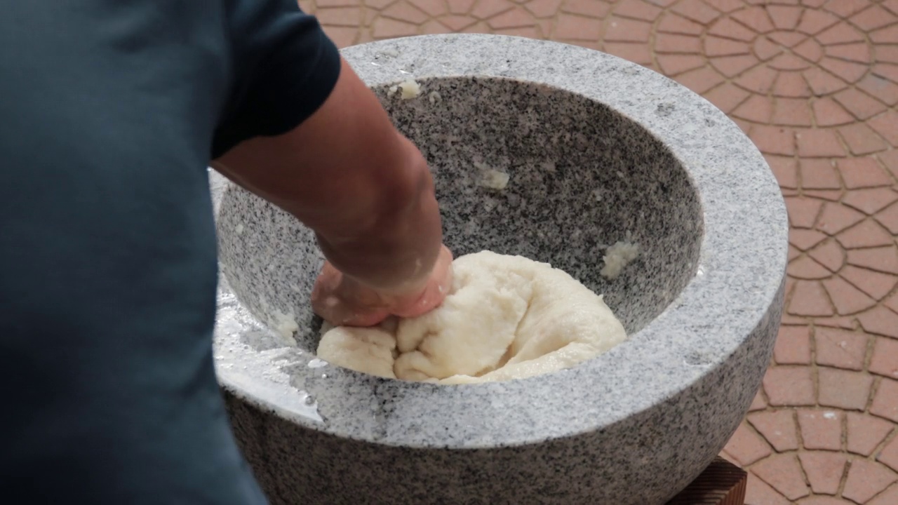 日本新年的饮食传统，在大石碗里打年糕视频下载