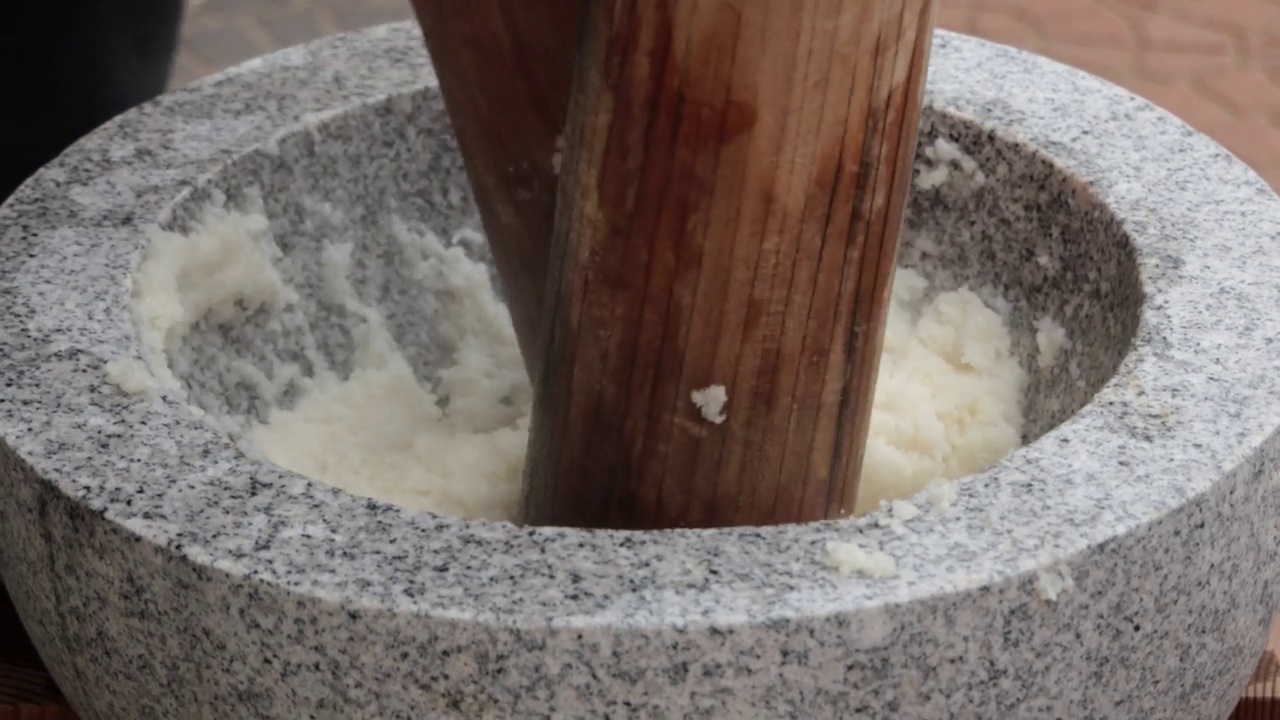 日本新年的饮食传统，在大石碗里打年糕视频下载