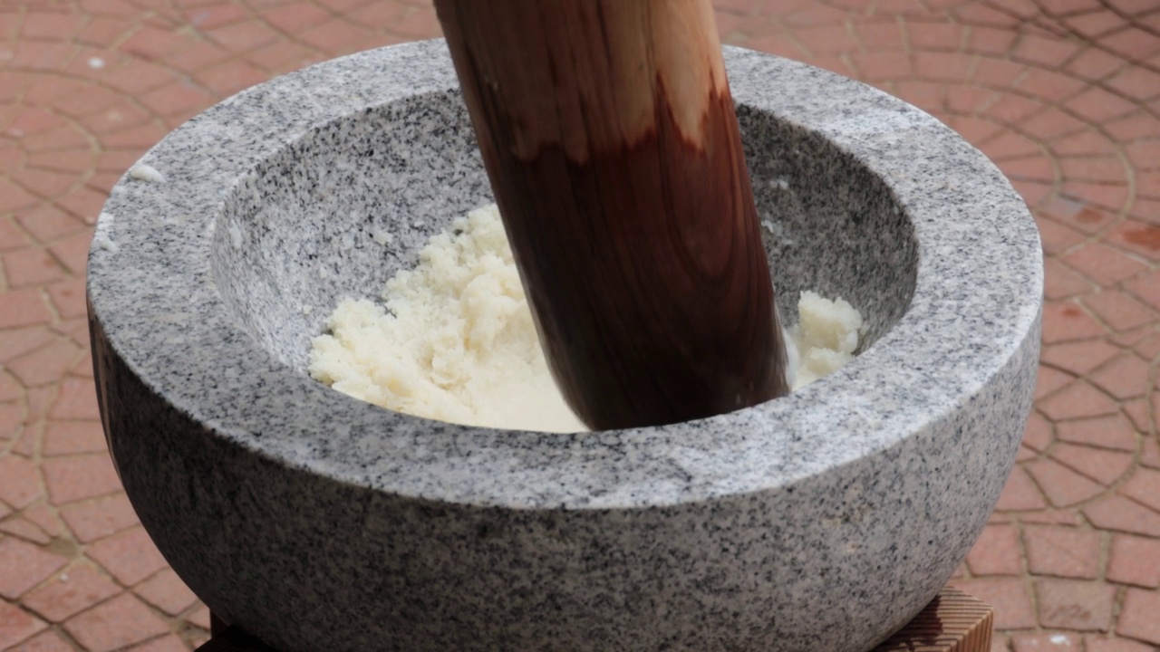 日本新年的饮食传统，在大石碗里打年糕视频素材