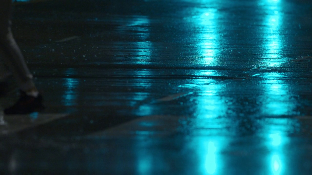 雨夜潮湿的道路和汽车交通视频素材