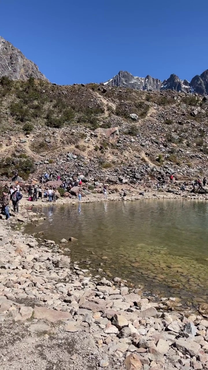 秘鲁的Humantay湖，在安第斯山脉的Salcantay山上，白雪覆盖的山峰视频素材