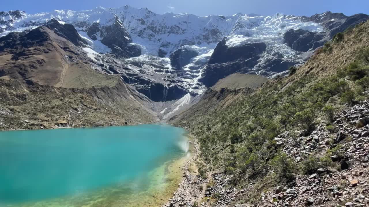 秘鲁的Humantay湖，在安第斯山脉的Salcantay山上，白雪覆盖的山峰视频素材