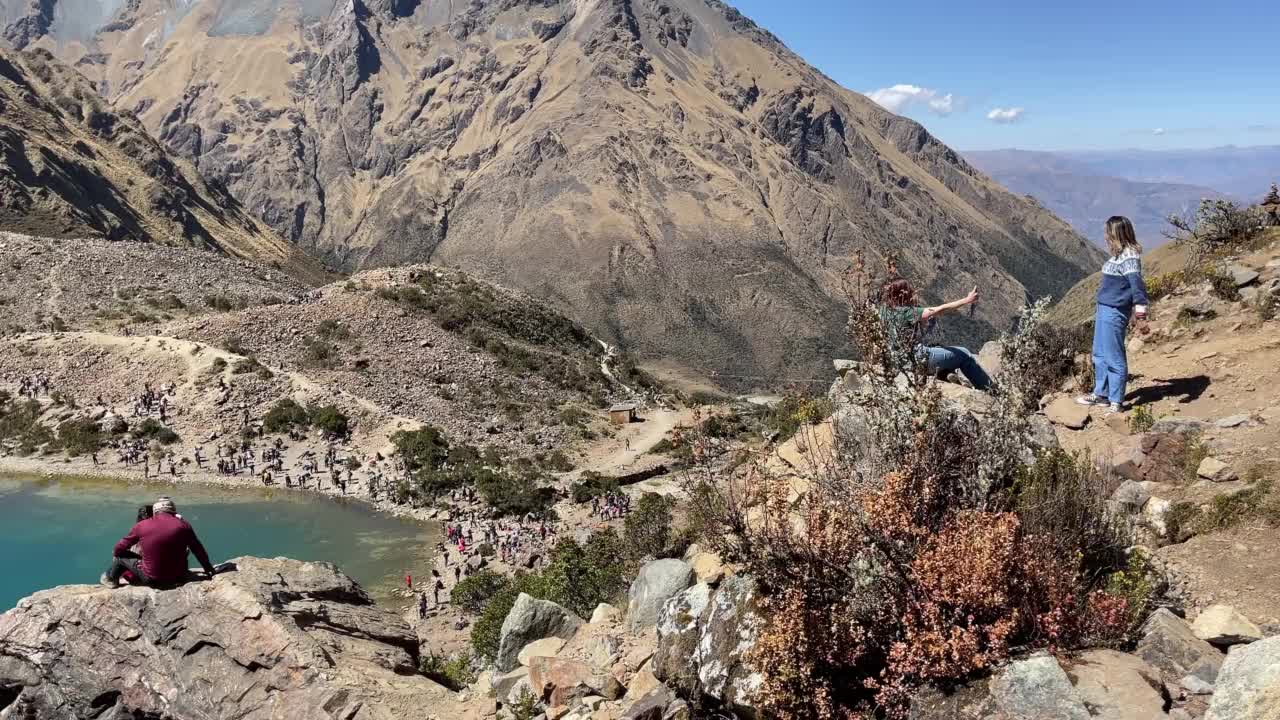 秘鲁的Humantay湖，在安第斯山脉的Salcantay山上，白雪覆盖的山峰视频素材