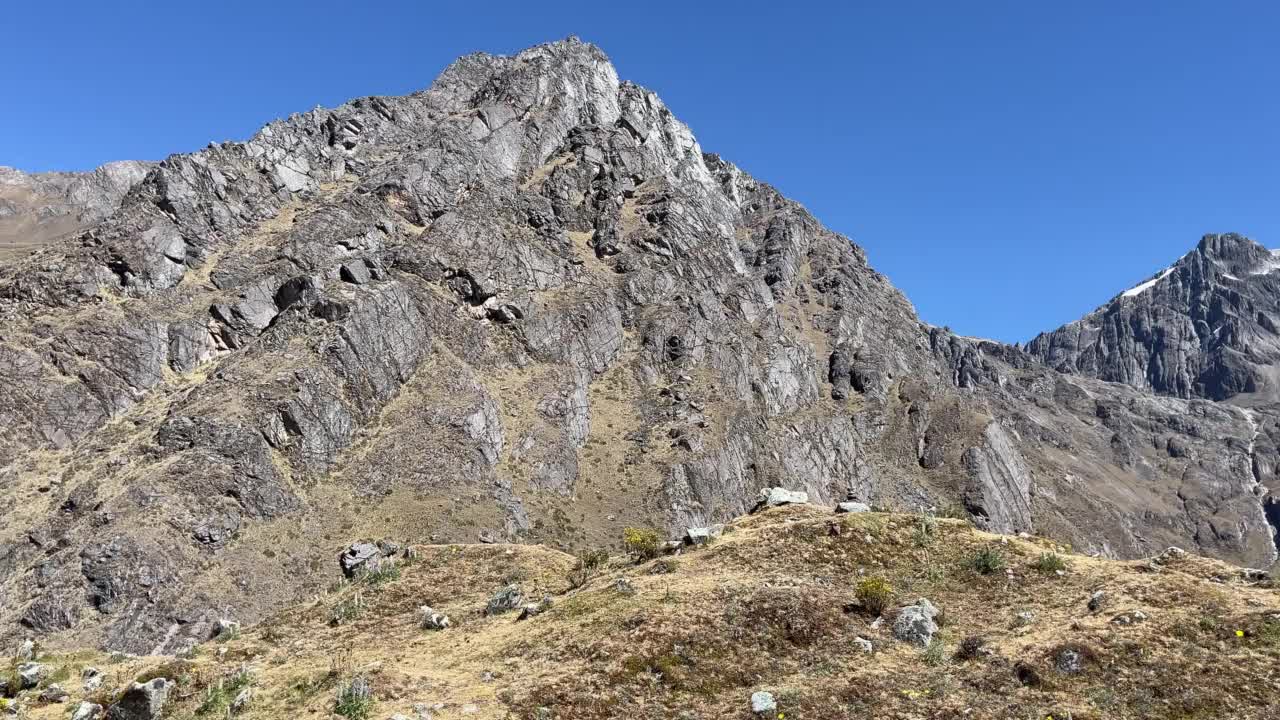 秘鲁的Humantay湖，在安第斯山脉的Salcantay山上，白雪覆盖的山峰视频素材