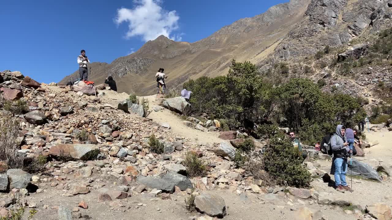 秘鲁的Humantay湖，在安第斯山脉的Salcantay山上，白雪覆盖的山峰视频素材