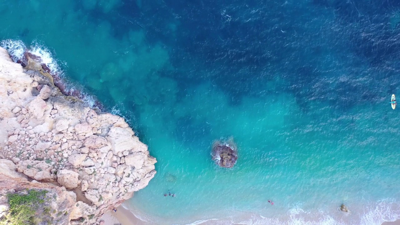 鸟瞰清澈碧蓝的大海和海浪视频素材