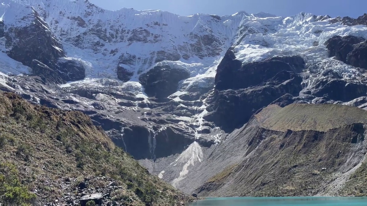 秘鲁的Humantay湖，在安第斯山脉的Salcantay山上，白雪覆盖的山峰视频素材