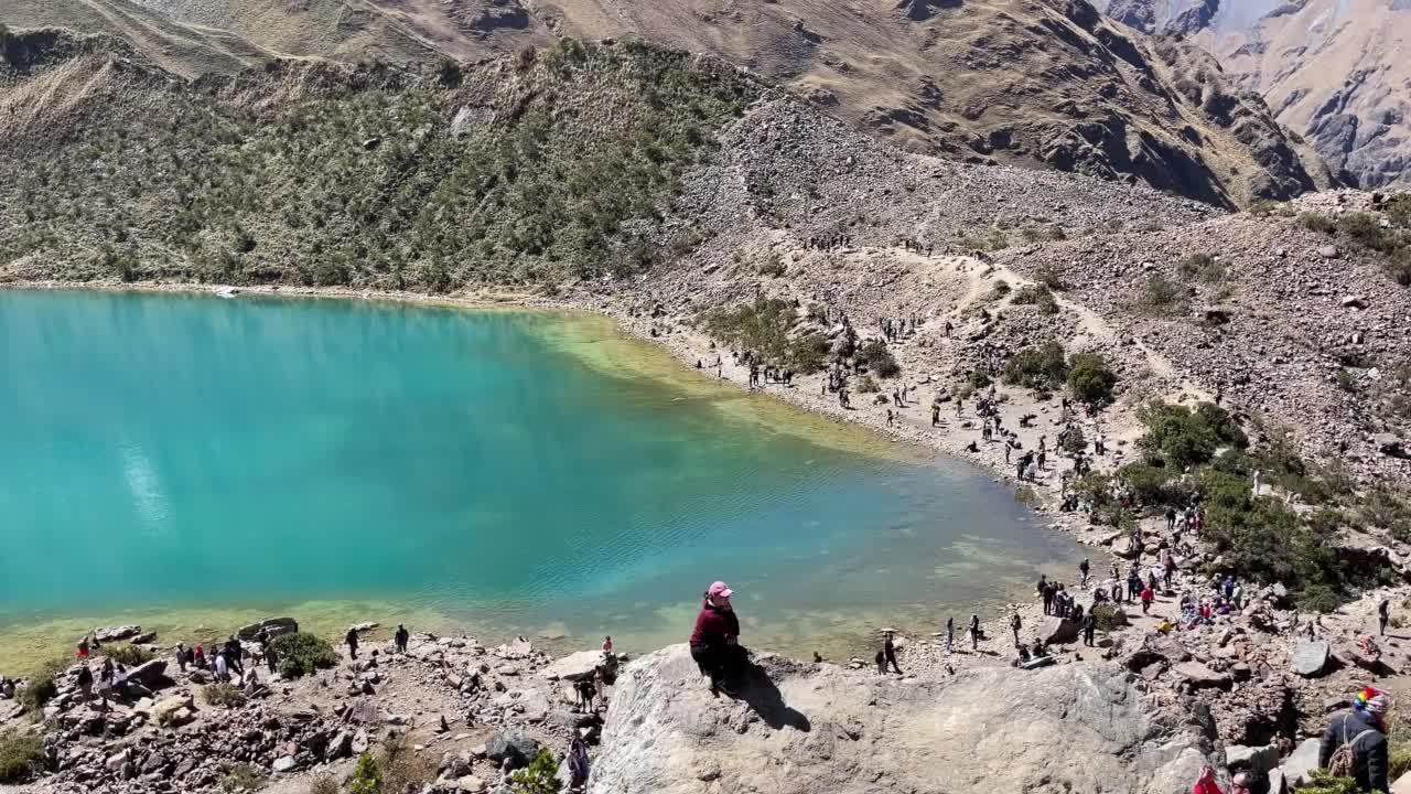 秘鲁的Humantay湖，在安第斯山脉的Salcantay山上，白雪覆盖的山峰视频素材