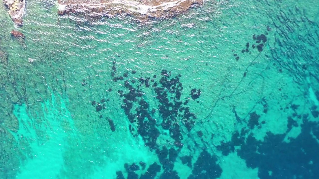 鸟瞰清澈碧蓝的大海和海浪视频素材