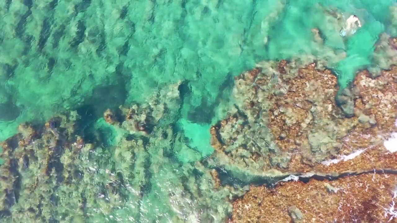 鸟瞰清澈碧蓝的大海和海浪视频素材