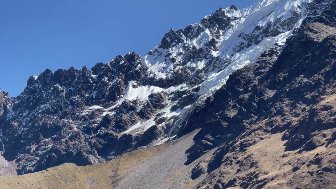 秘鲁的Humantay湖，在安第斯山脉的Salcantay山上，白雪覆盖的山峰视频素材