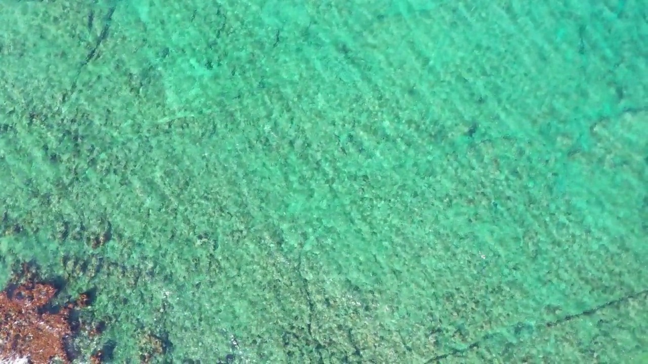 鸟瞰清澈碧蓝的大海和海浪视频素材