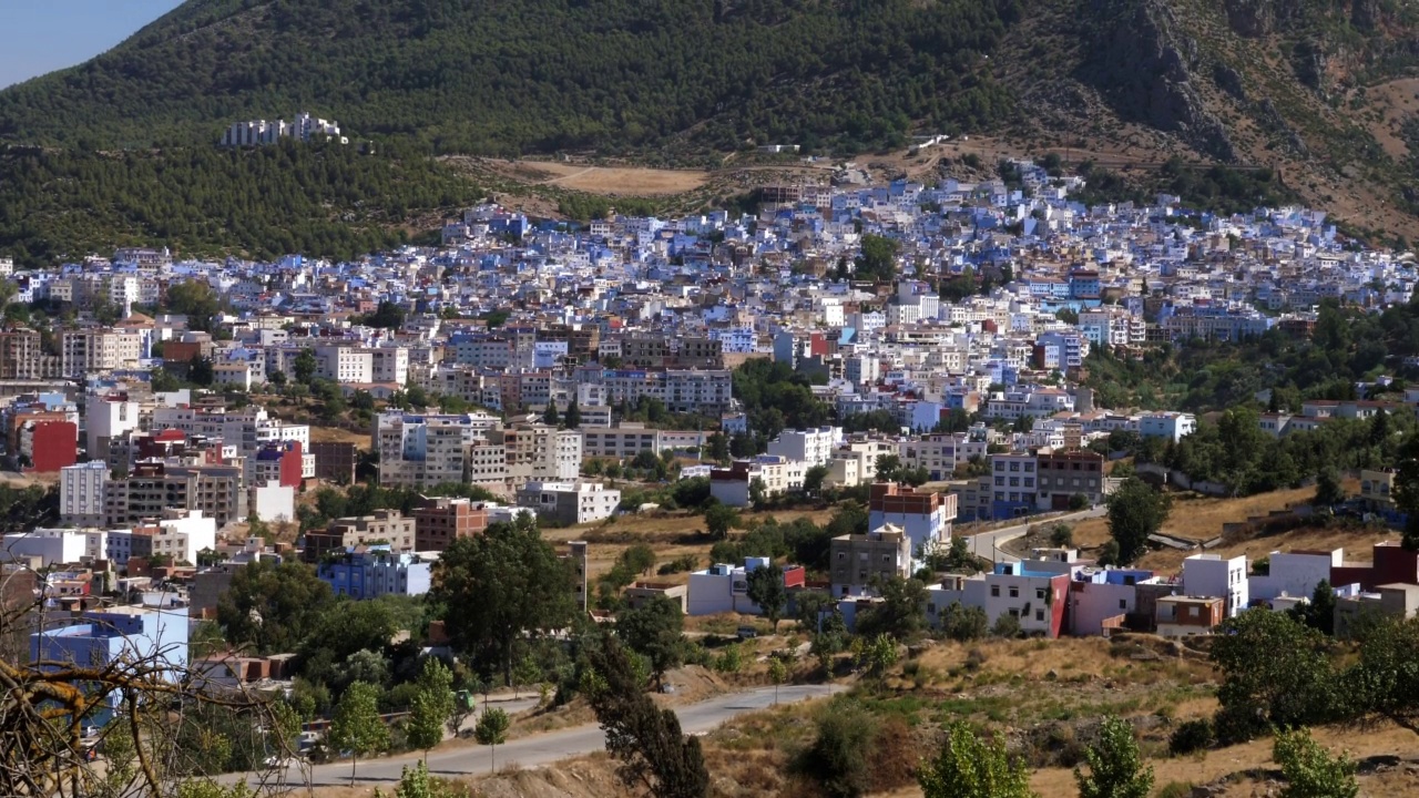 摩洛哥的蓝色城市舍夫chaouen，包括新城和麦地那。著名的旅游胜地，因为那里的房子被漆成蓝色。视频素材