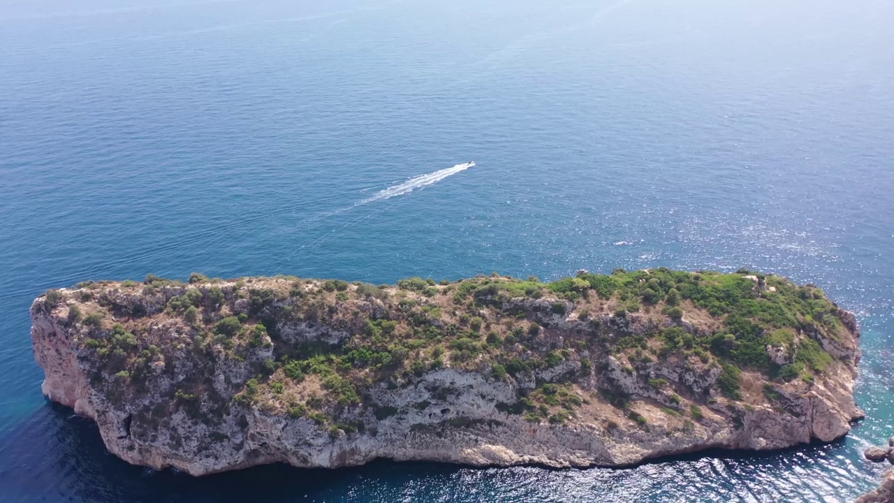 鸟瞰清澈碧蓝的大海和海浪视频素材