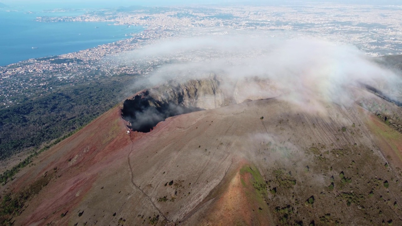 维苏威火山的鸟瞰图，火山口内的火山地形在山顶-全景那不勒斯从上面，意大利，欧洲。史诗。无人机视频4 k。在火山云。维苏威火山。视频素材