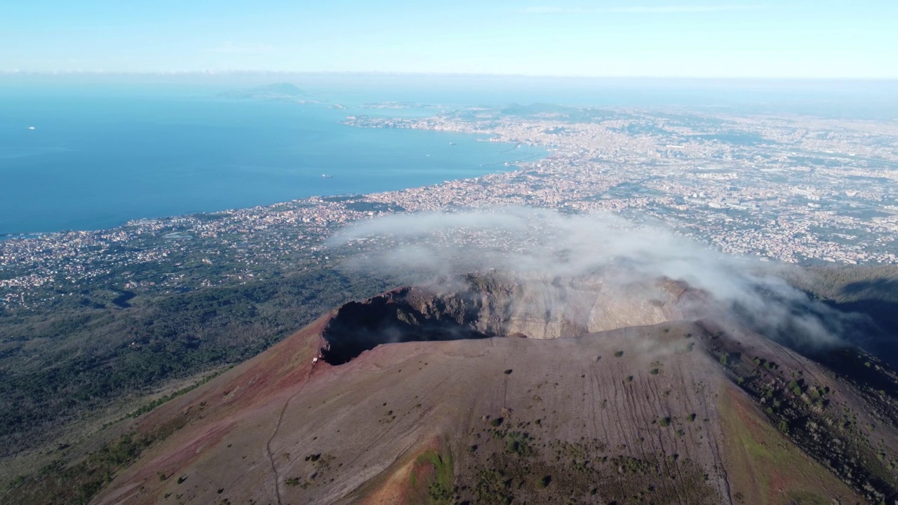 维苏威火山的鸟瞰图，火山口内的火山地形在山顶-全景那不勒斯从上面，意大利，欧洲。史诗。无人机视频4 k。在火山云。维苏威火山。视频素材