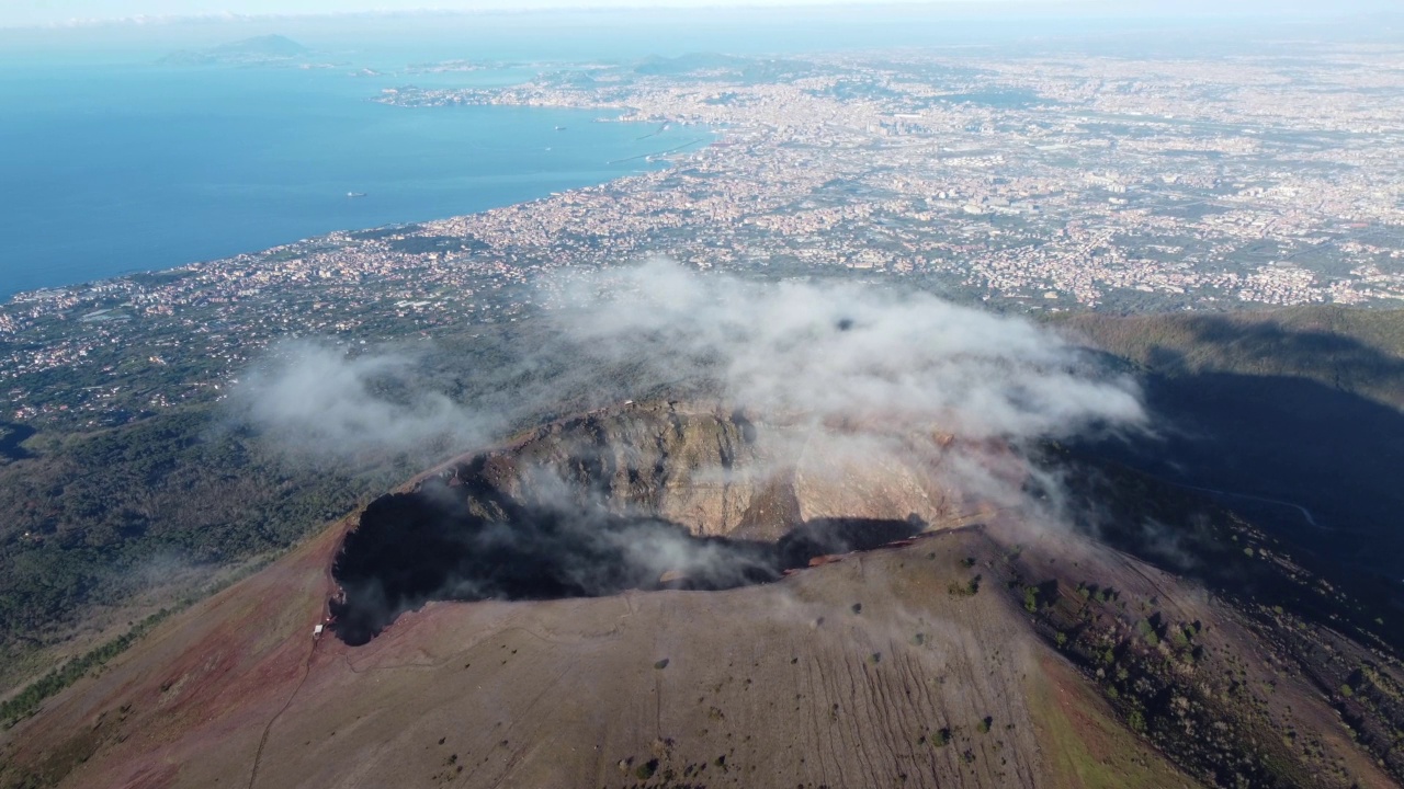 维苏威火山的鸟瞰图，火山口内的火山地形在山顶-全景那不勒斯从上面，意大利，欧洲。史诗。无人机视频4 k。在火山云。维苏威火山。视频素材