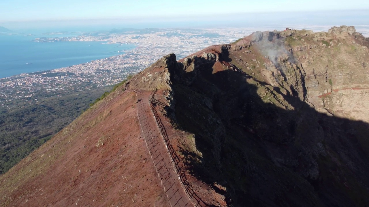 维苏威火山的鸟瞰图，火山口内的火山地形在山顶-全景那不勒斯从上面，意大利，欧洲。史诗。无人机视频4 k。在火山云。维苏威火山。视频素材