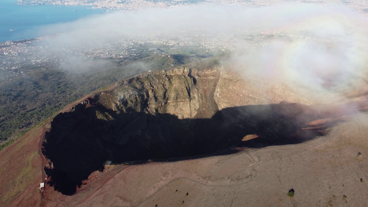 维苏威火山的鸟瞰图，火山口内的火山地形在山顶-全景那不勒斯从上面，意大利，欧洲。史诗。无人机视频4 k。在火山云。维苏威火山。视频素材