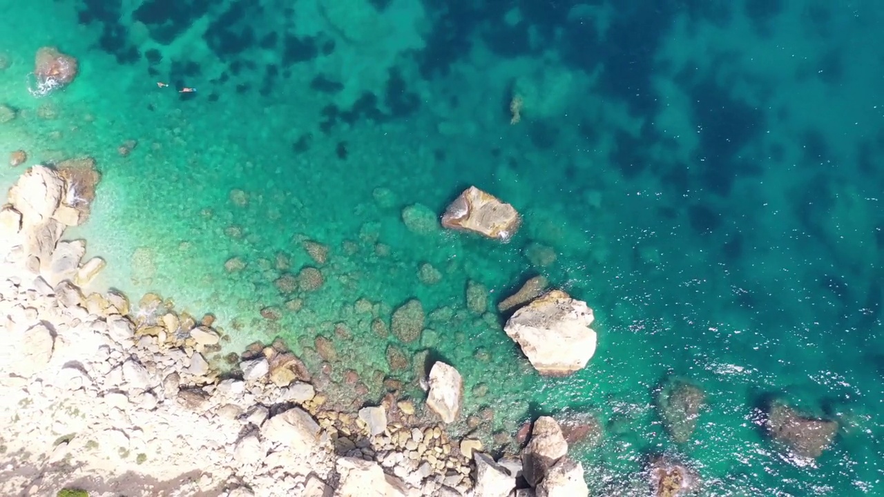 鸟瞰清澈碧蓝的大海和海浪视频素材