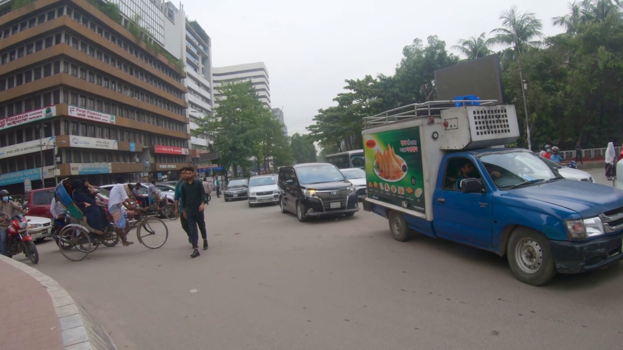 繁忙道路交汇处的交通量视频素材