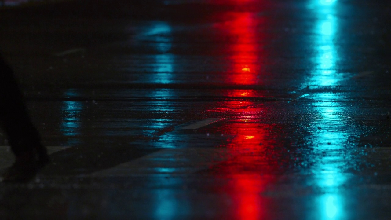 雨夜，路上行人和汽车来往视频素材