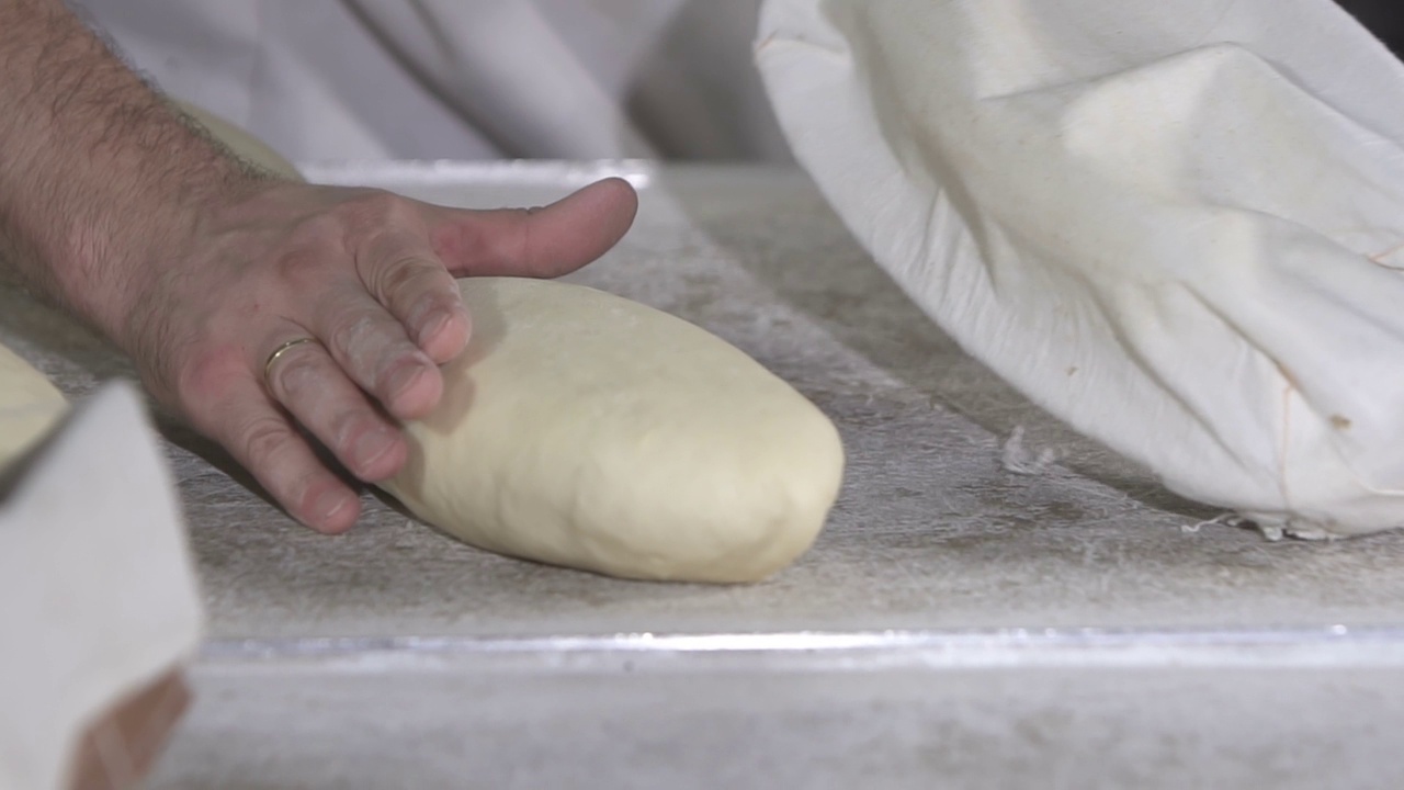 面包师做面包面团。慢动作视频素材