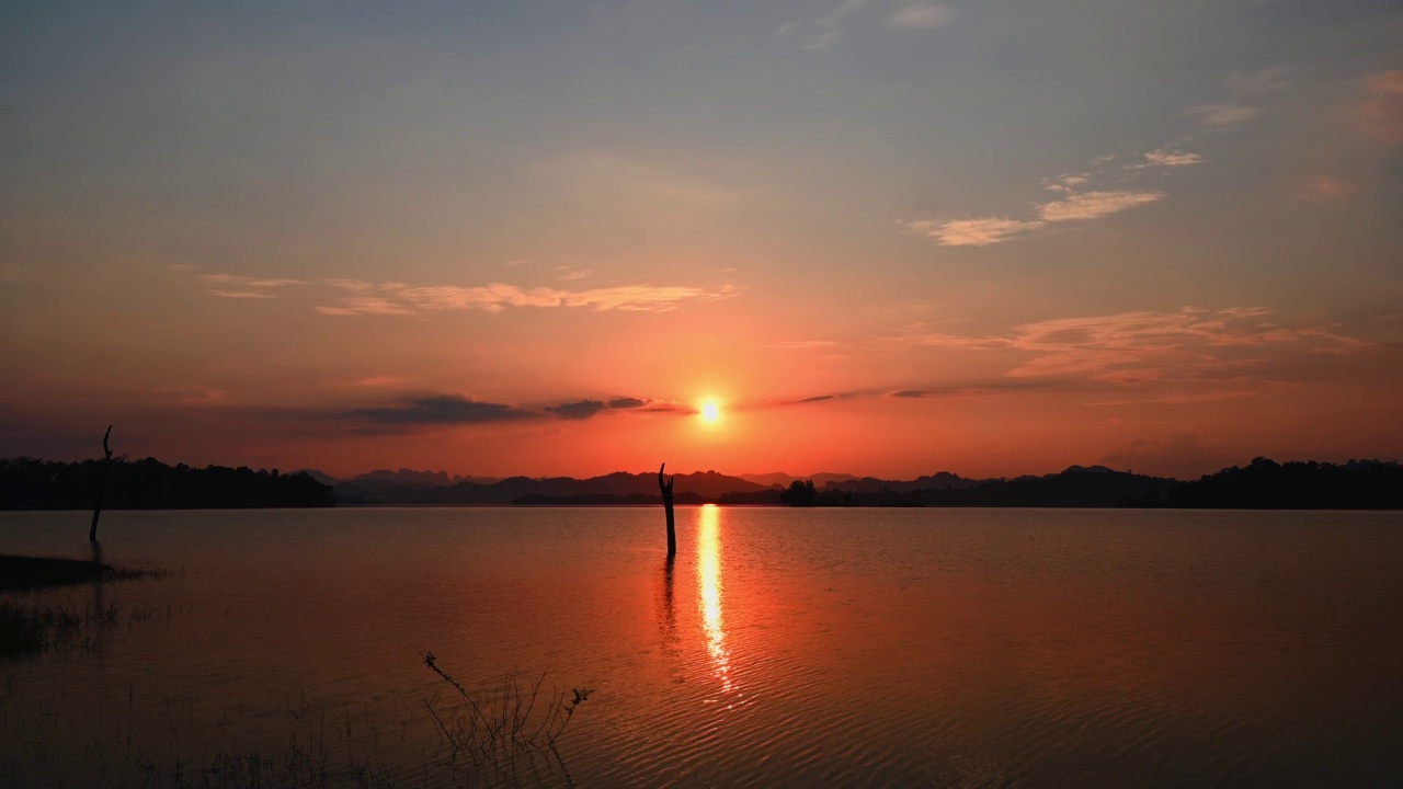 美丽的日落景色的Pom尿观点。Pom Pee viewpoint位于Thong Pha Phum区Khao Laem国家公园视频素材