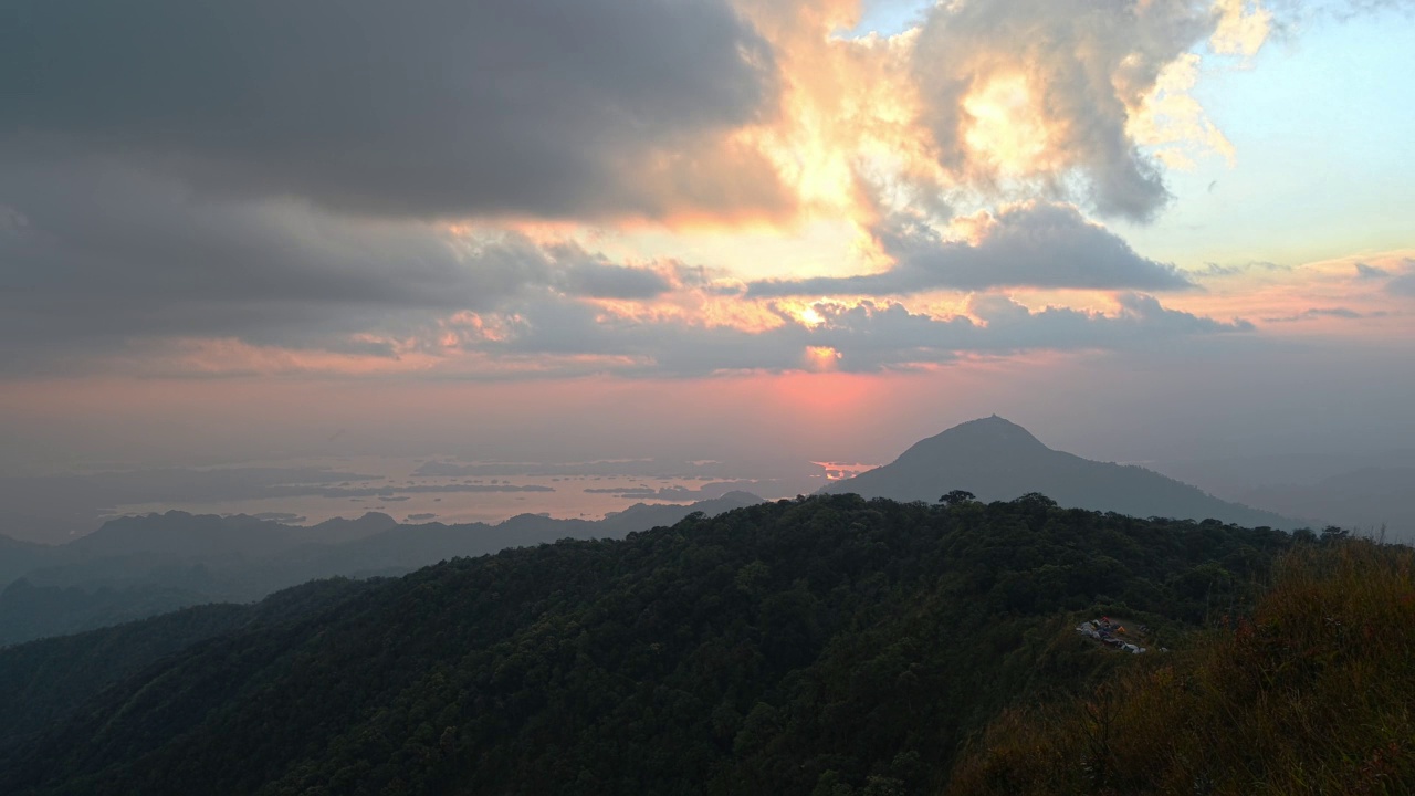 美丽的山脉和日落在考山诺瓦北。考山诺瓦山是考林国家公园最高的山。它的海拔是1767米。视频素材