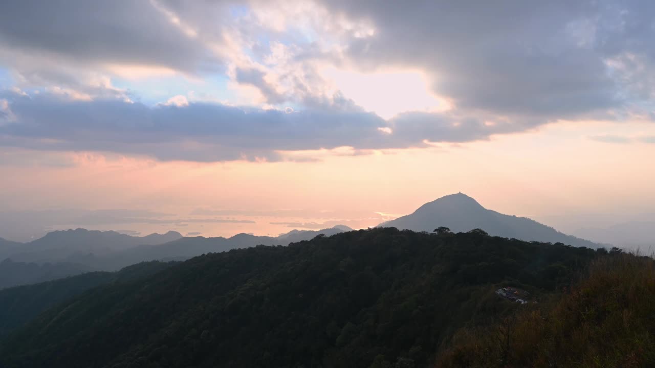 美丽的山脉和日落在考山诺瓦北。考山诺瓦山是考林国家公园最高的山。它的海拔是1767米。视频素材