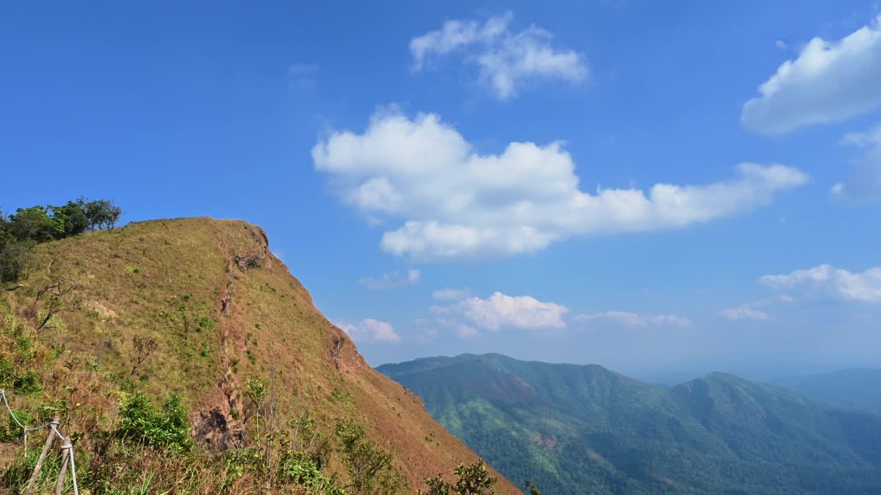 美丽的山脉在khao san nok wua kanchanaburi。考山诺瓦山是考林国家公园最高的山。它的海拔是1767米视频素材