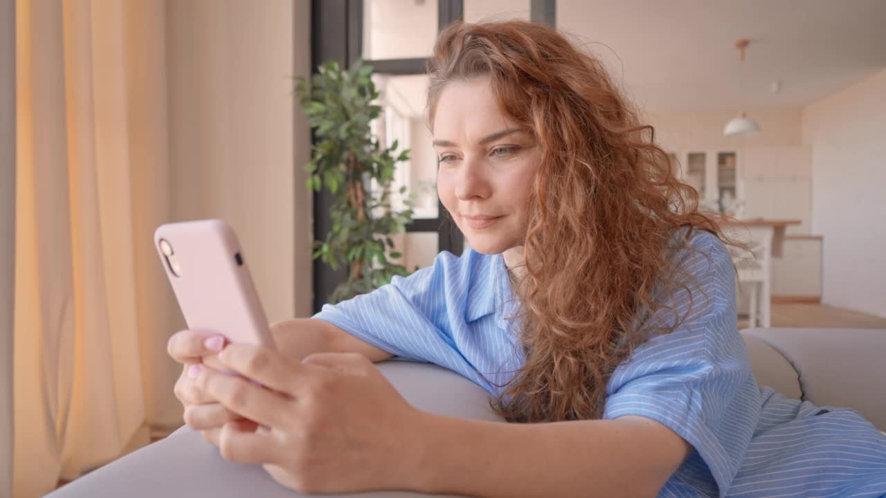 成年女性用手机发短信视频素材