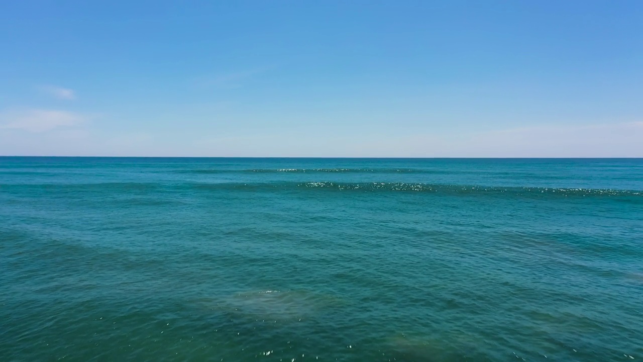 航拍海景:蓝色的海和云。视频素材