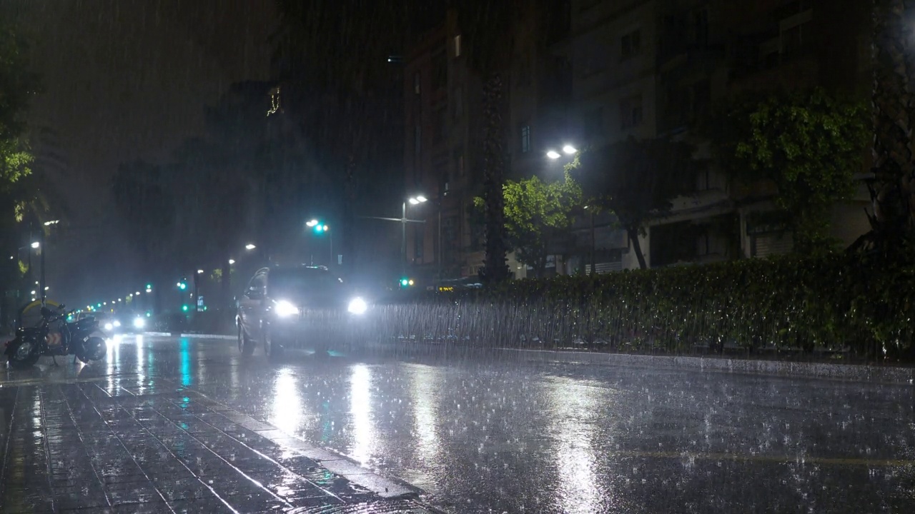 夜间交通下着雨视频素材