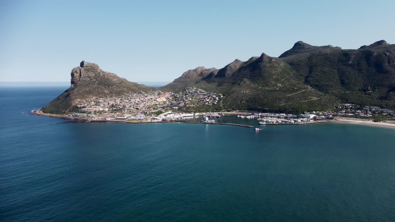 在一个晴朗的冬日，开普敦郊区的豪特湾鸟瞰海湾和山脉视频素材