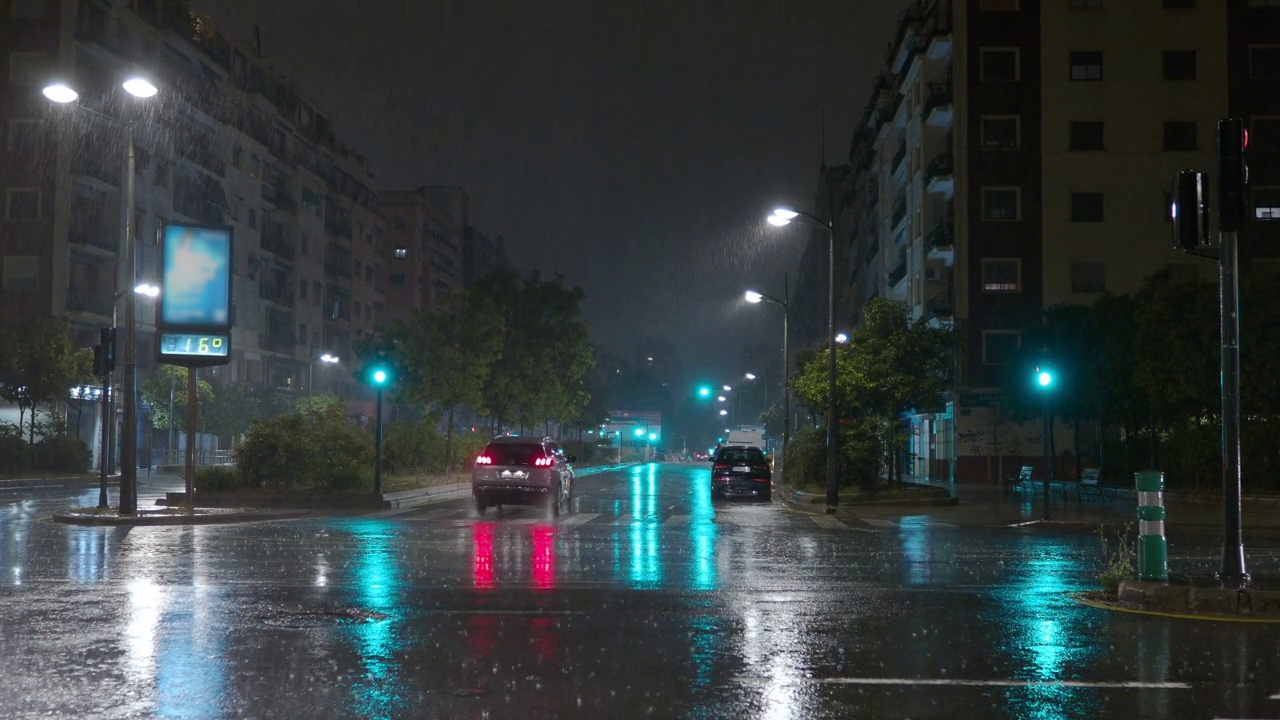 雨中的城市夜景，潮湿的街道上很少有汽车视频素材