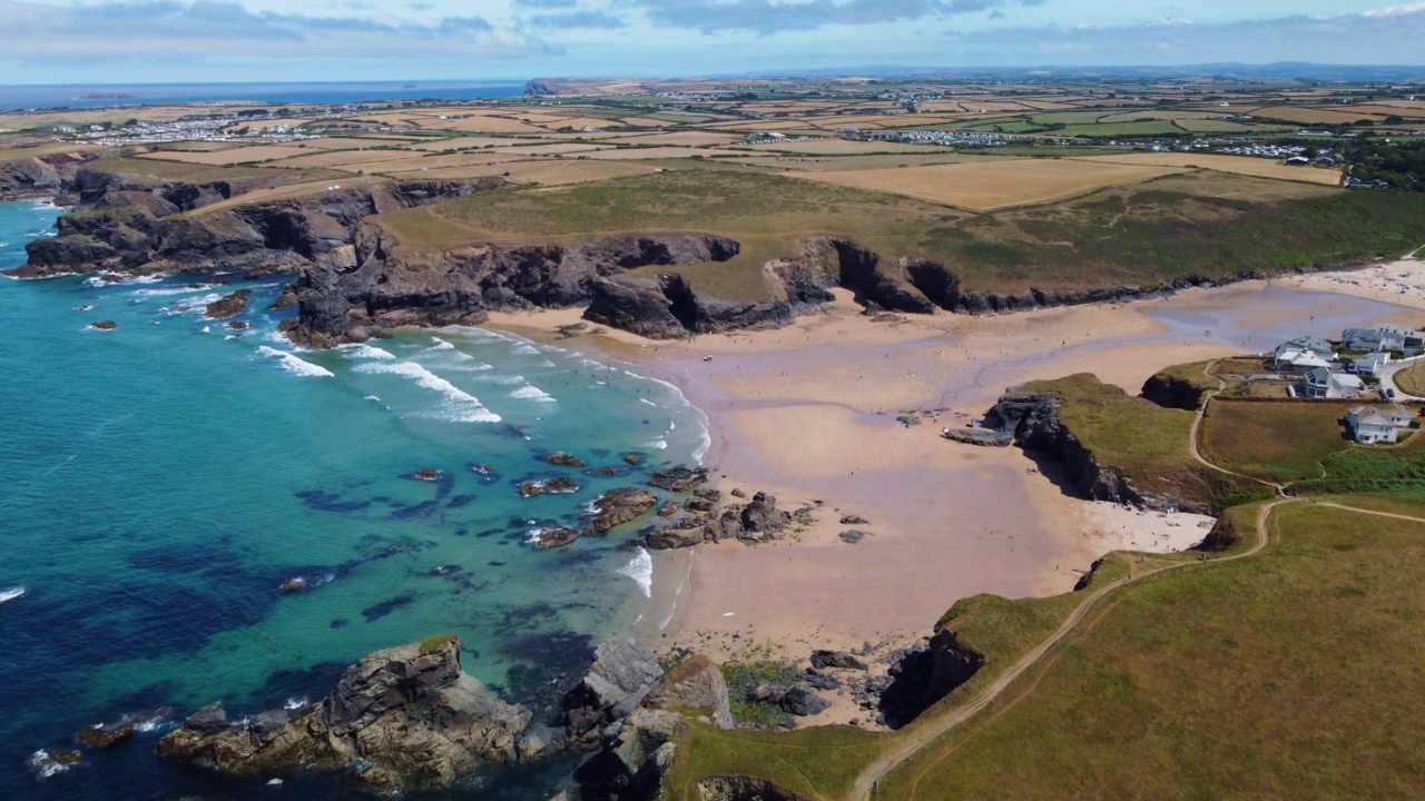 Porthcothan海滩的鸟瞰图。英国康沃尔。视频素材