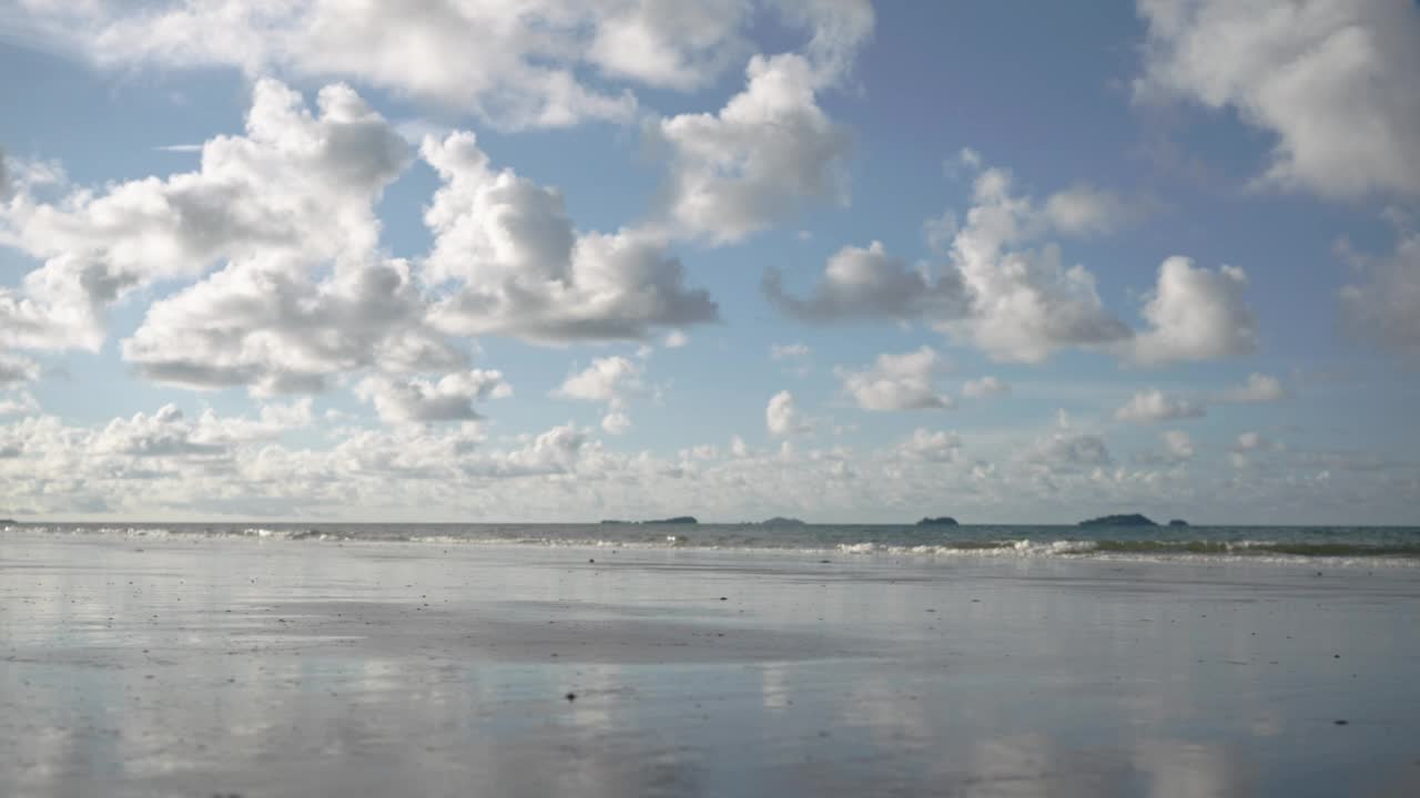 海中。天空。海滩。节日的背景。视频素材