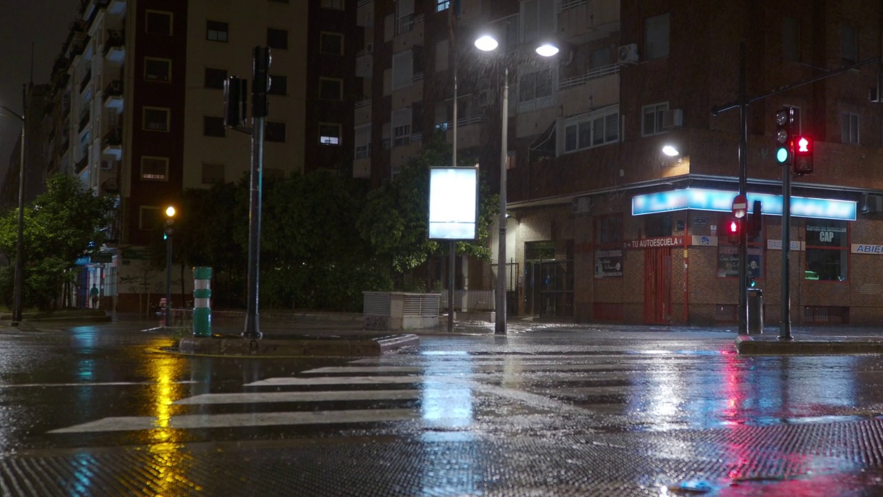 汽车下着雨在夜城通行视频素材