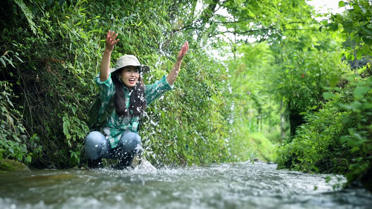 在山涧里玩水的女人视频素材