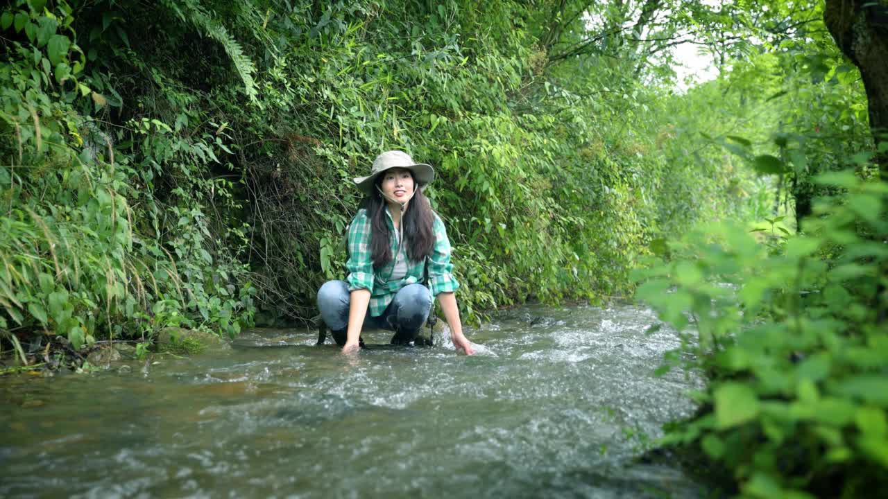 在山涧里玩水的女人视频素材