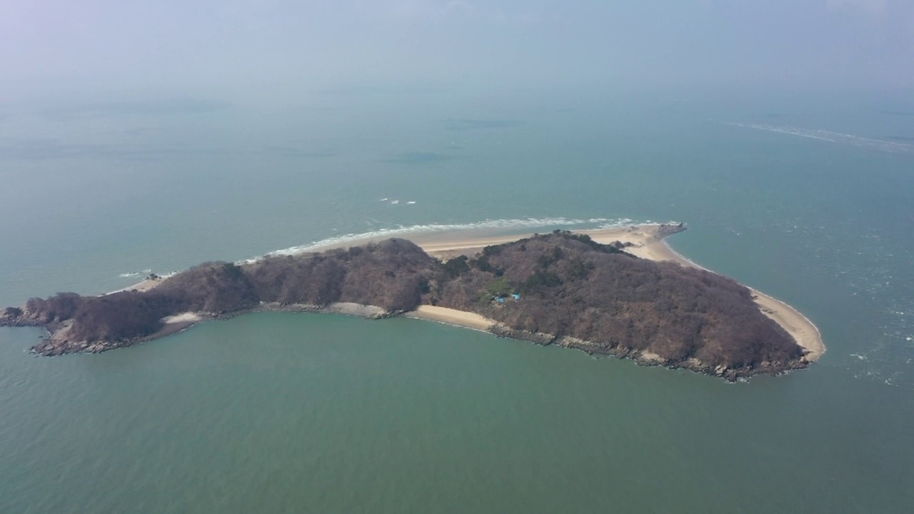 韩国仁川瓮津郡sasenbong岛的风景视频素材