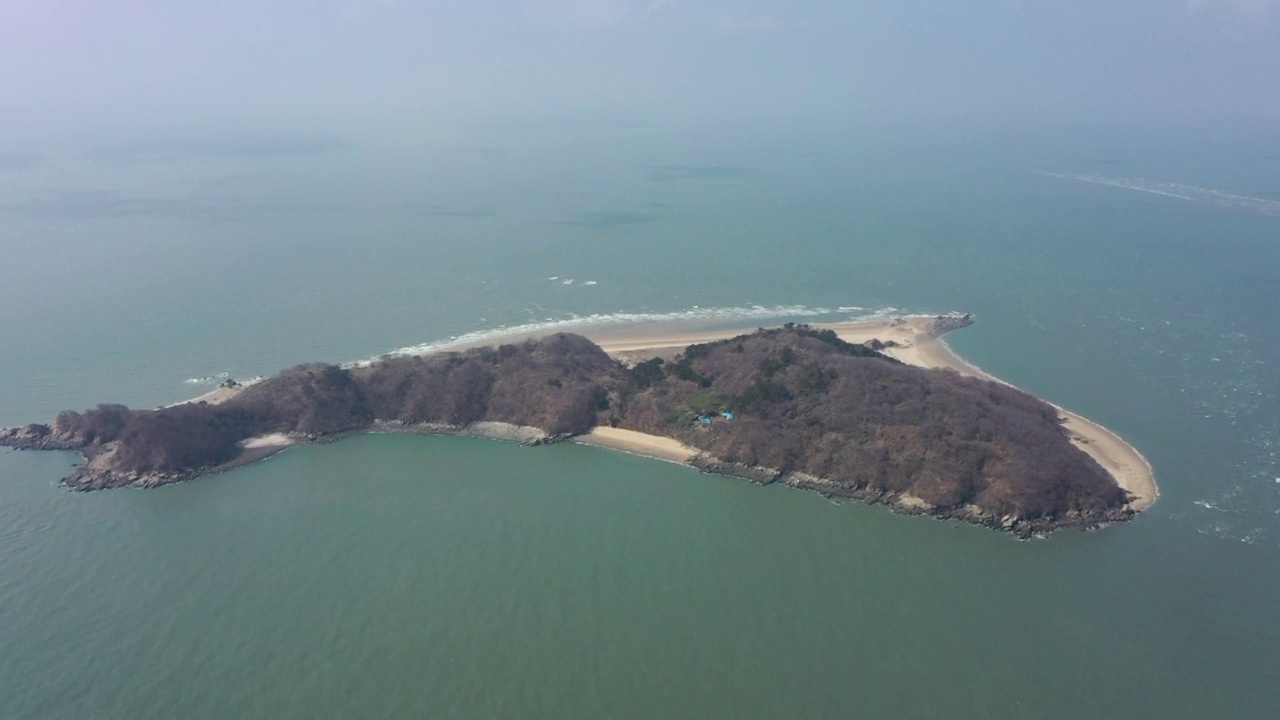 韩国仁川瓮津郡sasenbong岛的风景视频素材