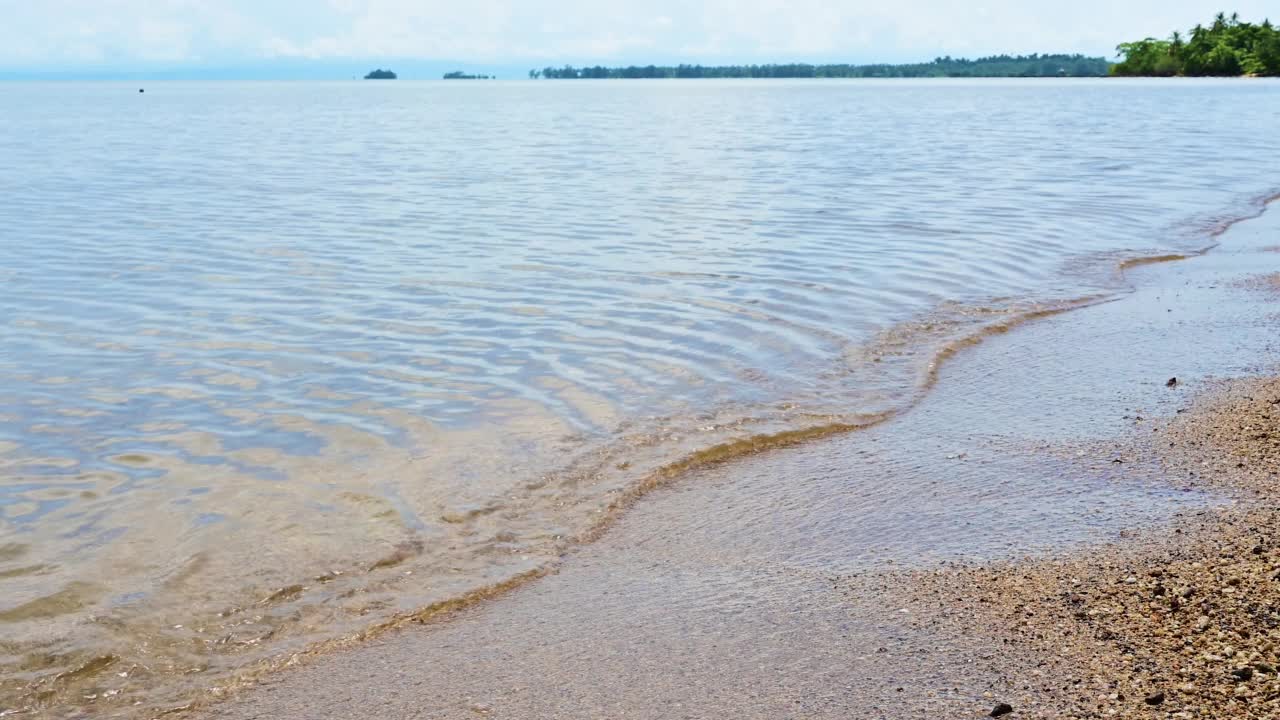 沙滩和蓝色的海洋和波浪。视频素材