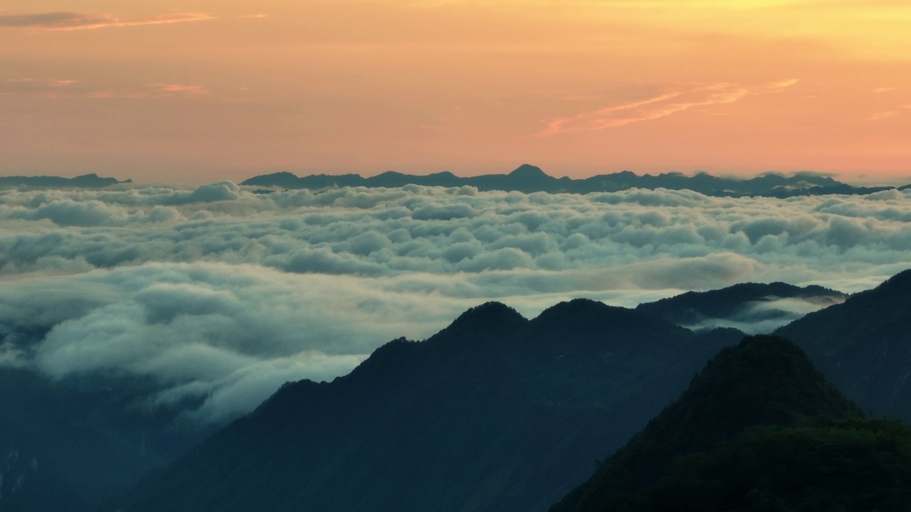 清晨山景鸟瞰图视频素材